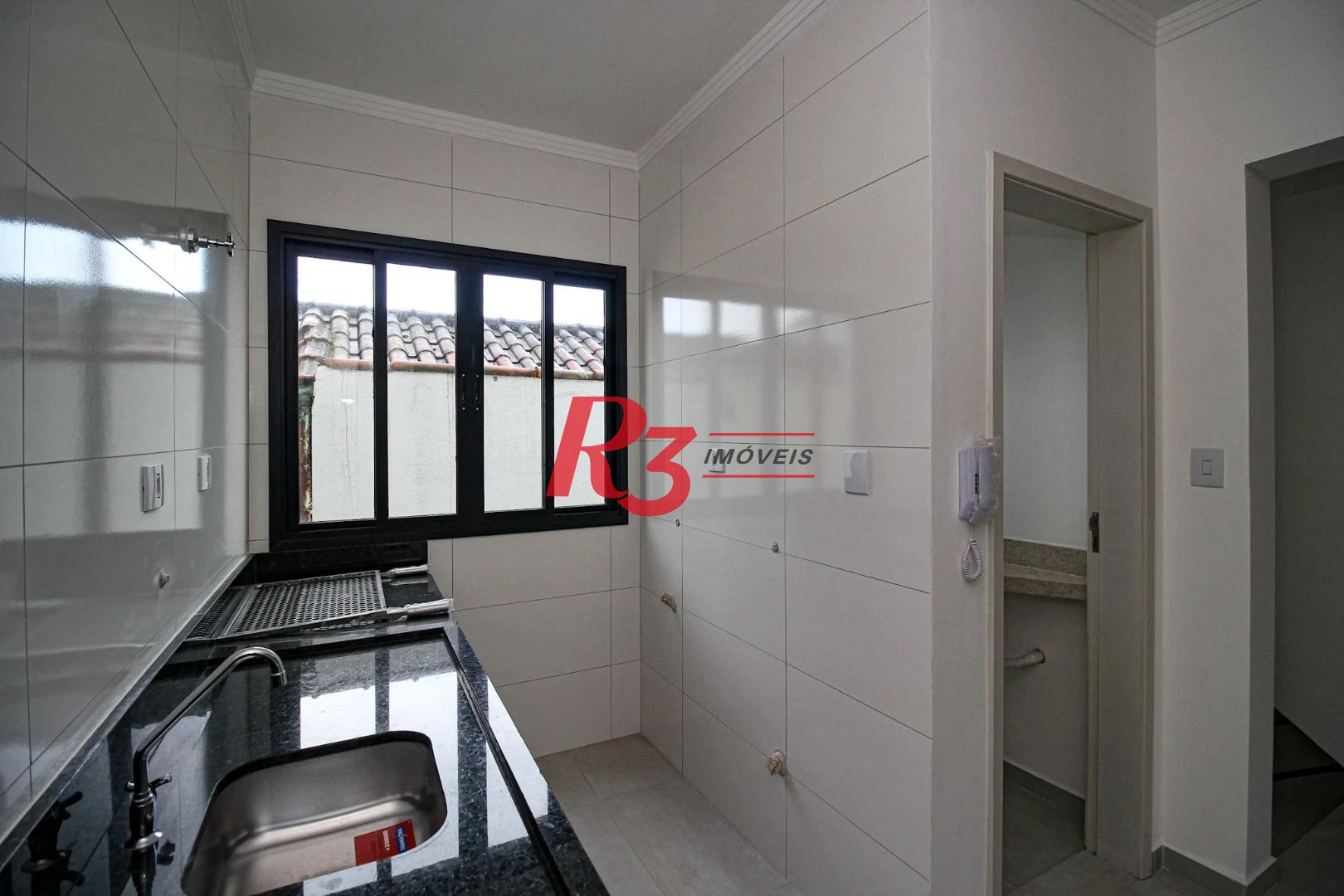 Sobrado triplex  à venda  em villagio no bairro do Macuco. 94 m², 2 suítes, vaga para carro e moto e espaço com churrasqueira.