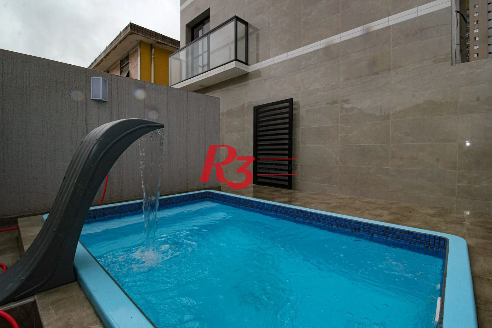 Sobrado triplex  à venda  em villagio no bairro do Macuco. 94 m², 2 suítes, vaga para carro e moto e espaço com churrasqueira.