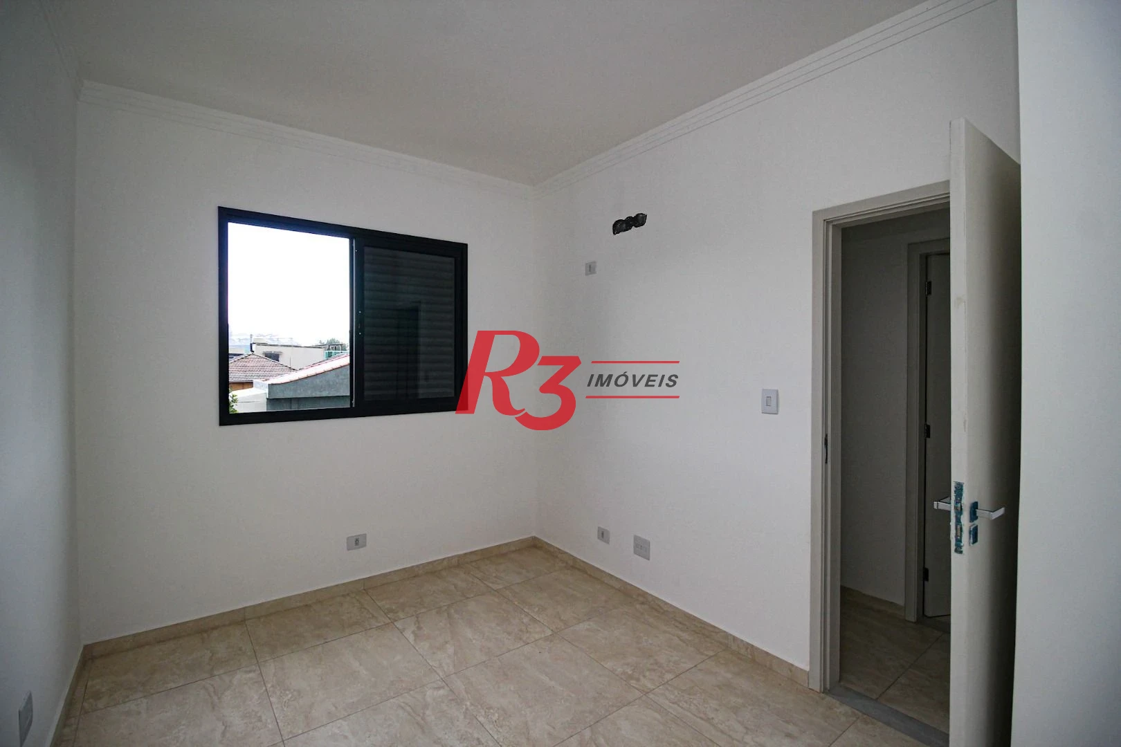 Sobrado triplex  à venda  em villagio no bairro do Macuco. 94 m², 2 suítes, vaga para carro e moto e espaço com churrasqueira.