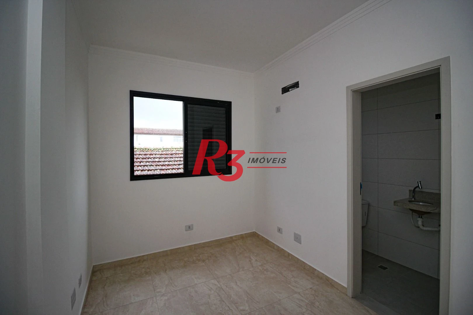 Sobrado triplex  à venda  em villagio no bairro do Macuco. 94 m², 2 suítes, vaga para carro e moto e espaço com churrasqueira.