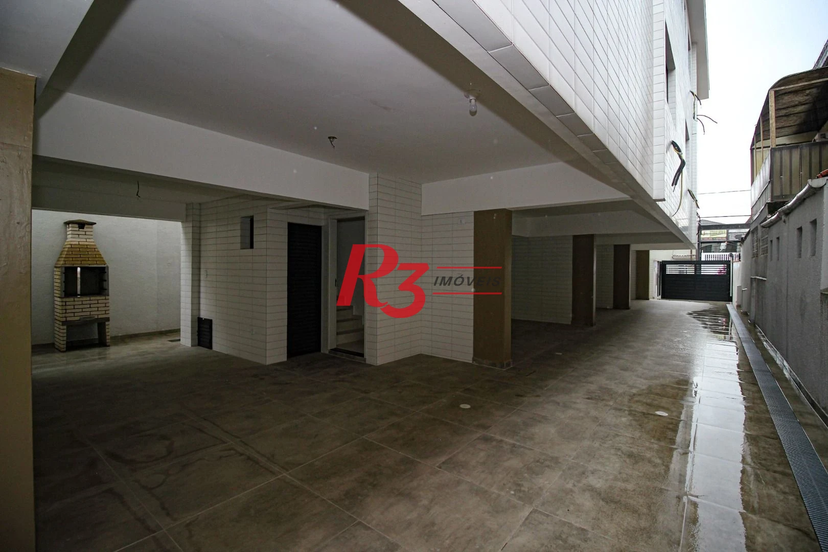 Sobrado triplex  à venda  em villagio no bairro do Macuco. 94 m², 2 suítes, vaga para carro e moto e espaço com churrasqueira.
