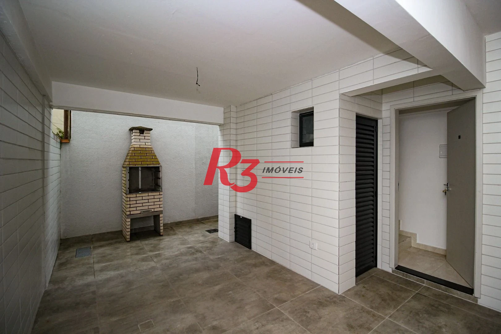 Sobrado triplex  à venda  em villagio no bairro do Macuco. 94 m², 2 suítes, vaga para carro e moto e espaço com churrasqueira.