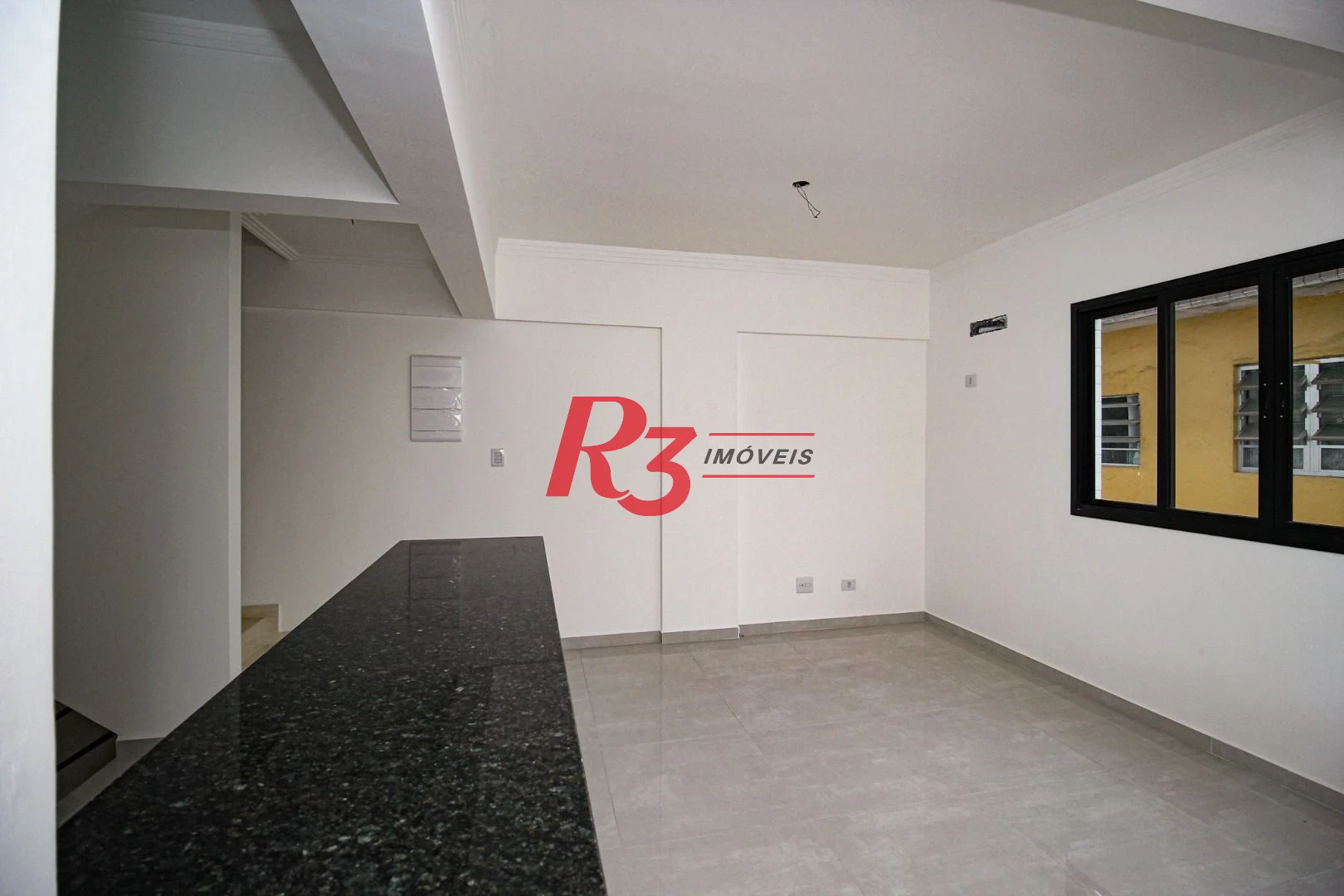 Sobrado triplex  à venda  em villagio no bairro do Macuco. 94 m², 2 suítes, vaga para carro e moto e espaço com churrasqueira.