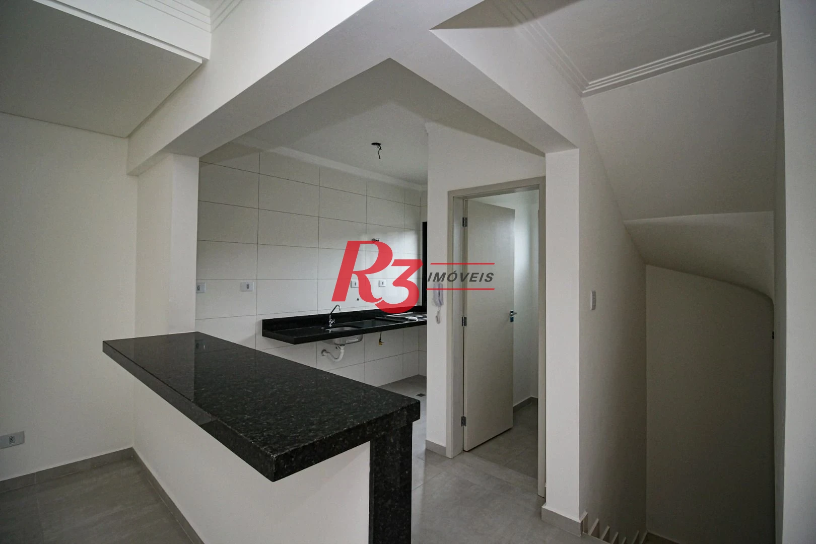 Sobrado triplex  à venda  em villagio no bairro do Macuco. 94 m², 2 suítes, vaga para carro e moto e espaço com churrasqueira.