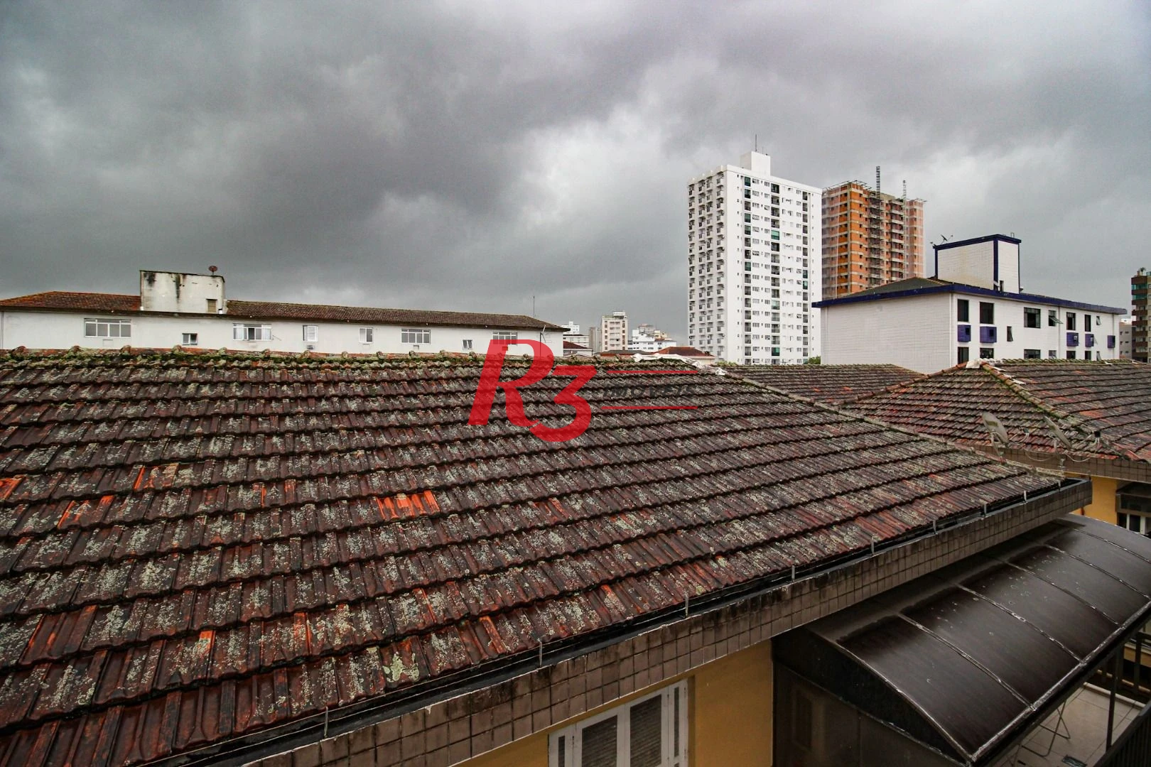 Sobrado triplex  à venda  em villagio no bairro do Macuco. 94 m², 2 suítes, vaga para carro e moto e espaço com churrasqueira.