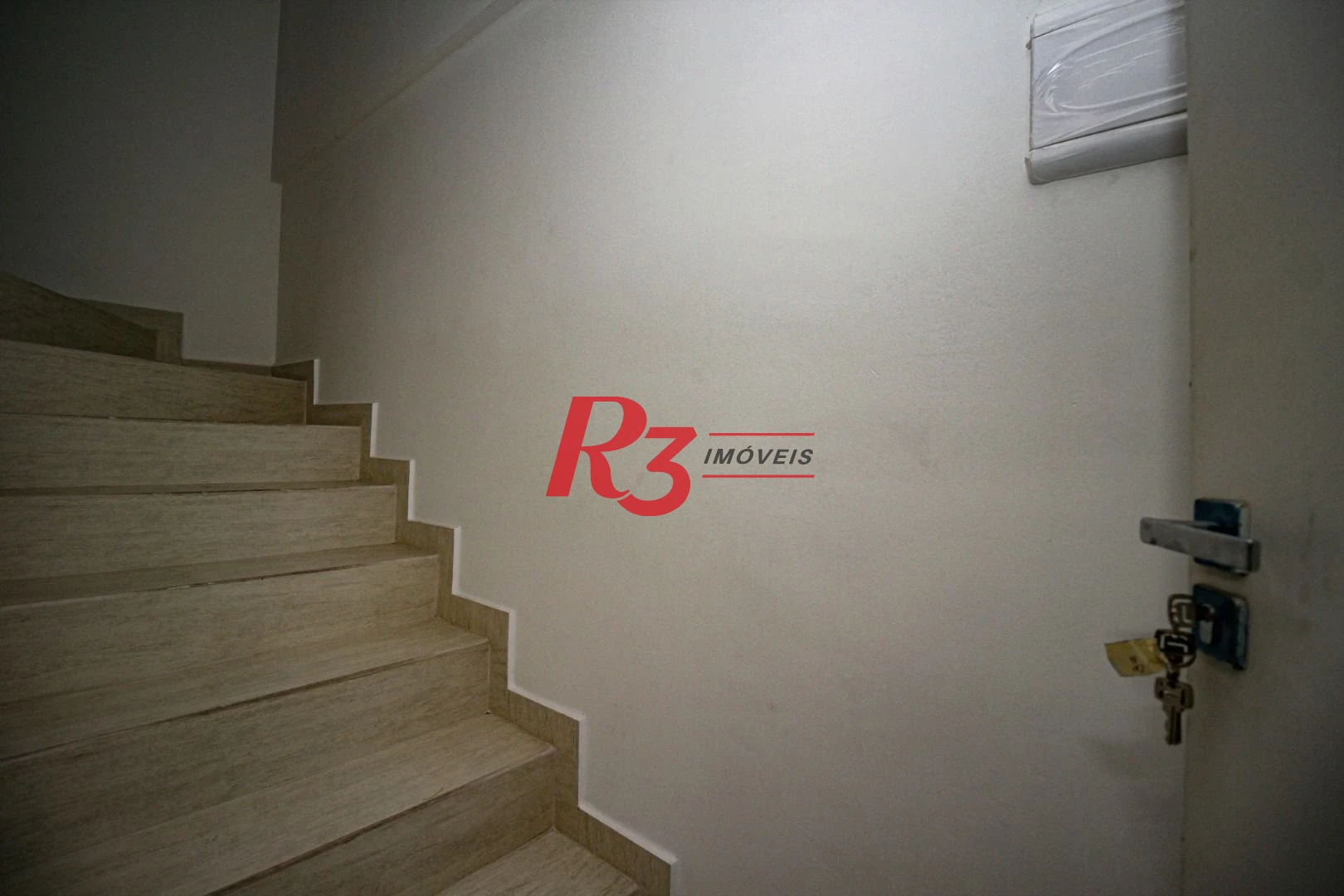 Sobrado triplex  à venda  em villagio no bairro do Macuco. 94 m², 2 suítes, vaga para carro e moto e espaço com churrasqueira !