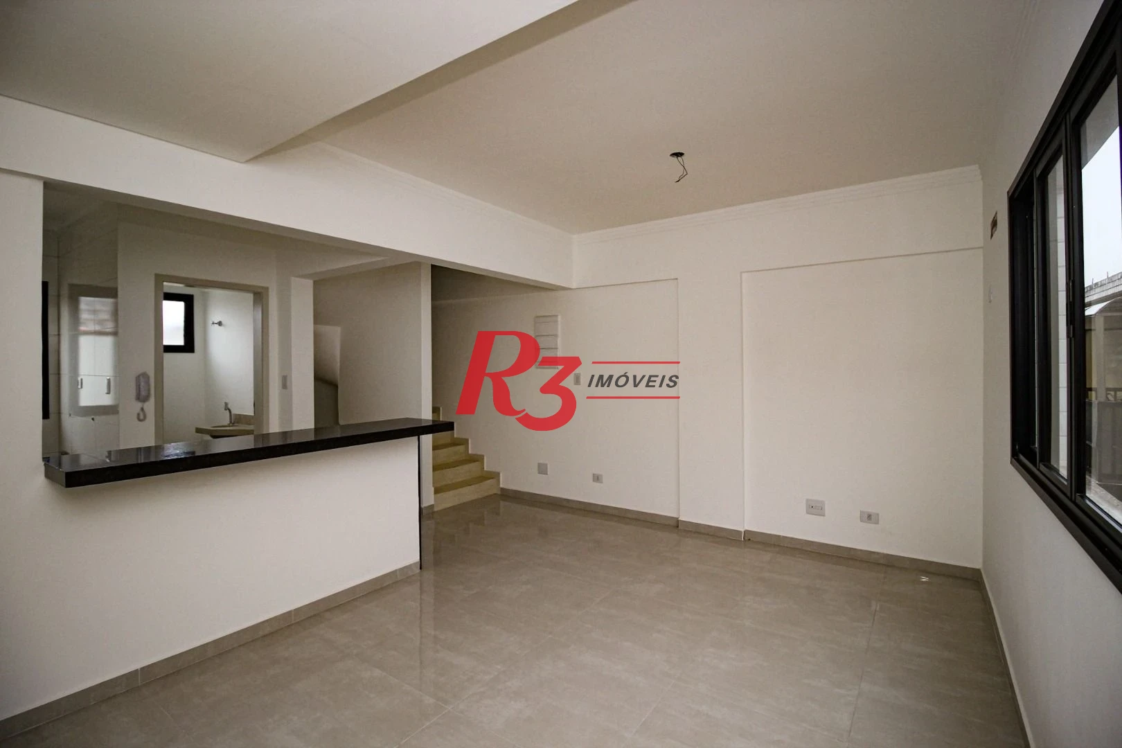 Sobrado triplex  à venda  em villagio no bairro do Macuco. 94 m², 2 suítes, vaga para carro e moto e espaço com churrasqueira.