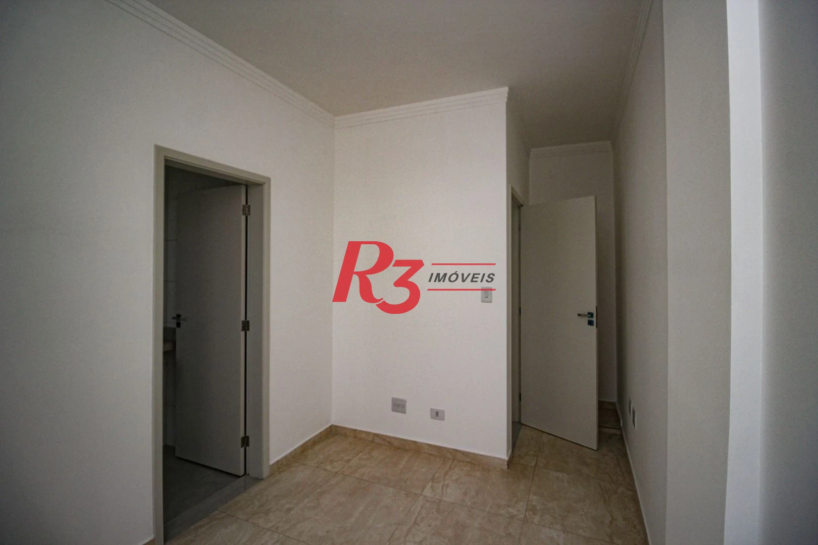 Sobrado triplex  à venda  em villagio no bairro do Macuco. 94 m², 2 suítes, vaga para carro e moto e espaço com churrasqueira.