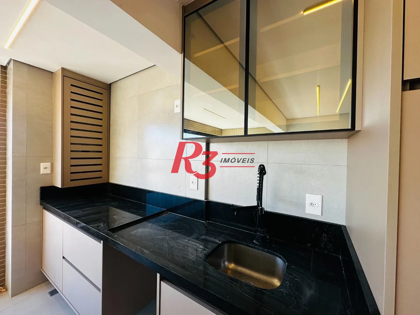 Apartamento com 2 dormitórios à venda, 65 m² por R$ 1.070.000,00 - Ponta da Praia - Santos/SP