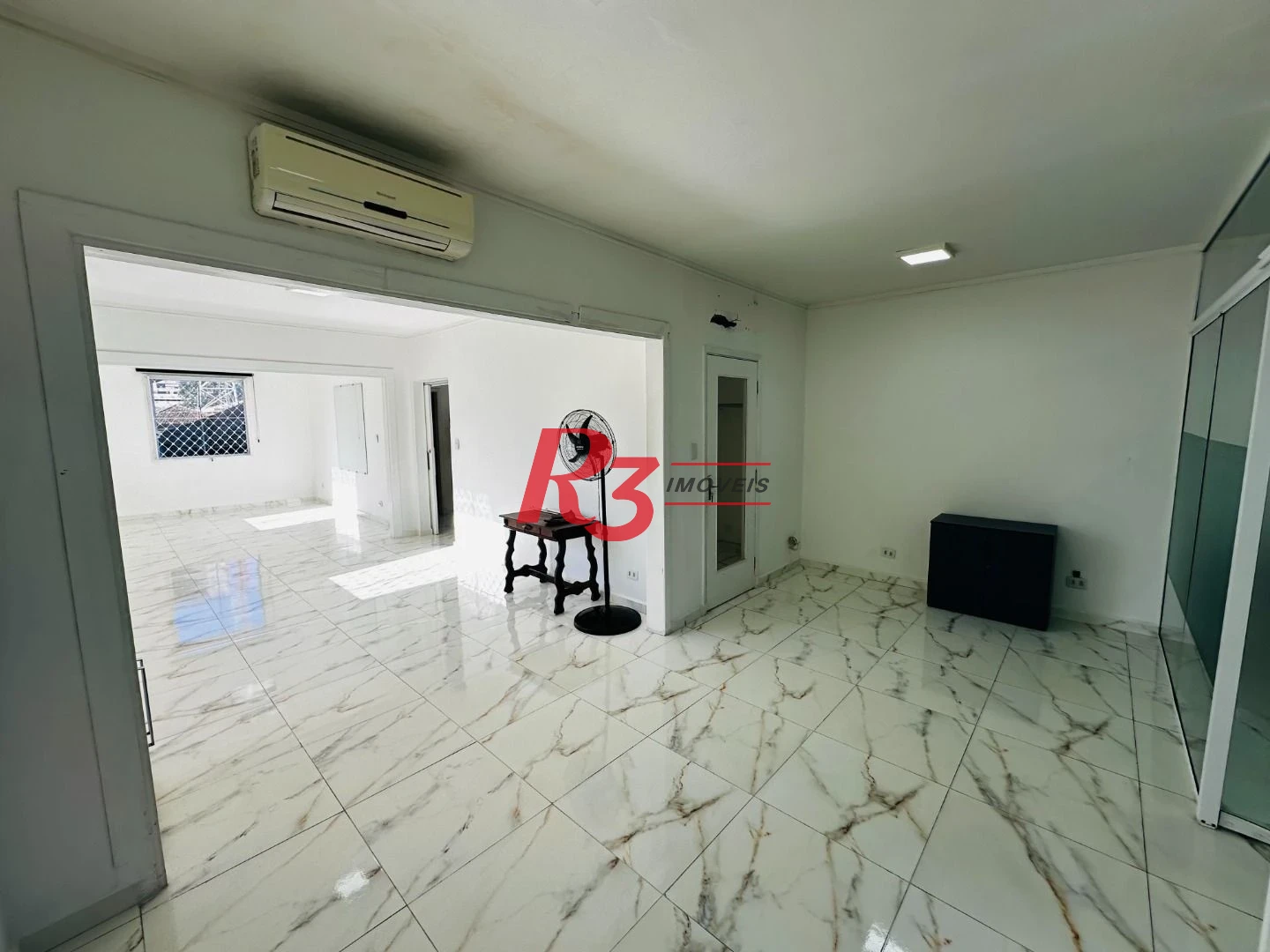 Sobrado com 4 dormitórios à venda, 245 m² por R$ 1.500.000,00 - Ponta da Praia - Santos/SP