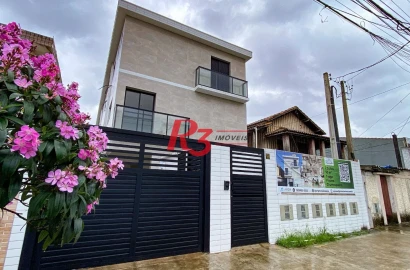 Sobrado triplex  à venda  em villagio no bairro do Macuco. 94 m², 2 suítes, vaga para carro e moto e espaço com churrasqueira!