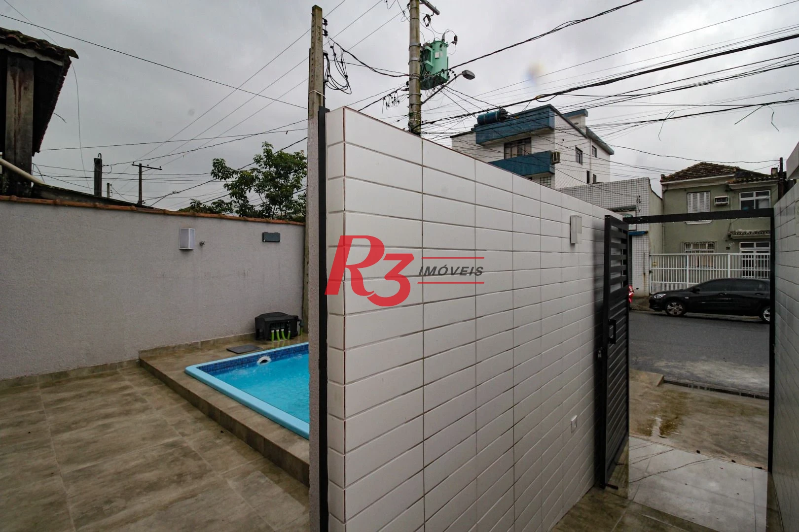 Sobrado triplex  à venda  em villagio no bairro do Macuco. 94 m², 2 suítes, vaga para carro e moto e espaço com churrasqueira!
