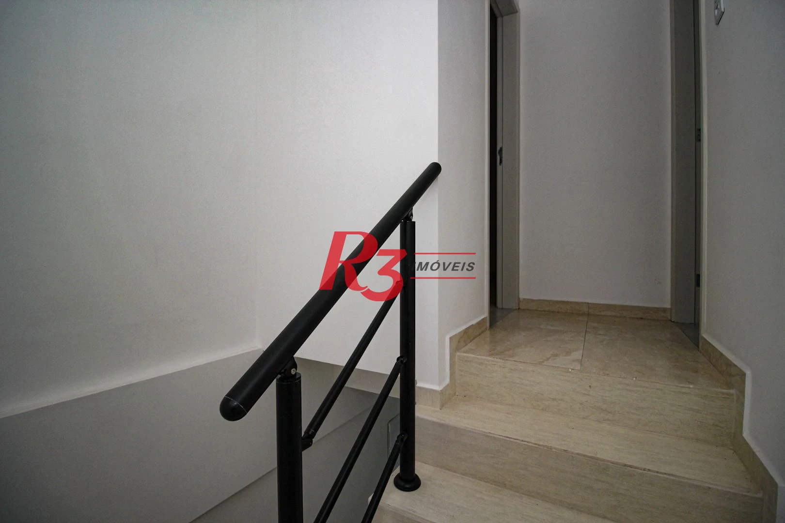 Sobrado triplex  à venda  em villagio no bairro do Macuco. 94 m², 2 suítes, vaga para carro e moto e espaço com churrasqueira!
