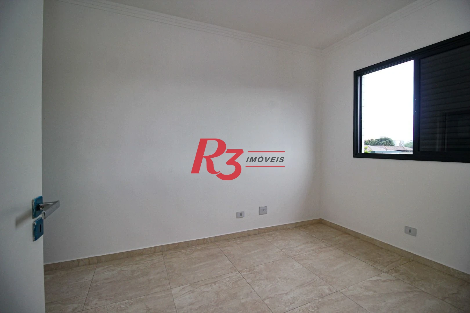 Sobrado triplex  à venda  em villagio no bairro do Macuco. 94 m², 2 suítes, vaga para carro e moto e espaço com churrasqueira!