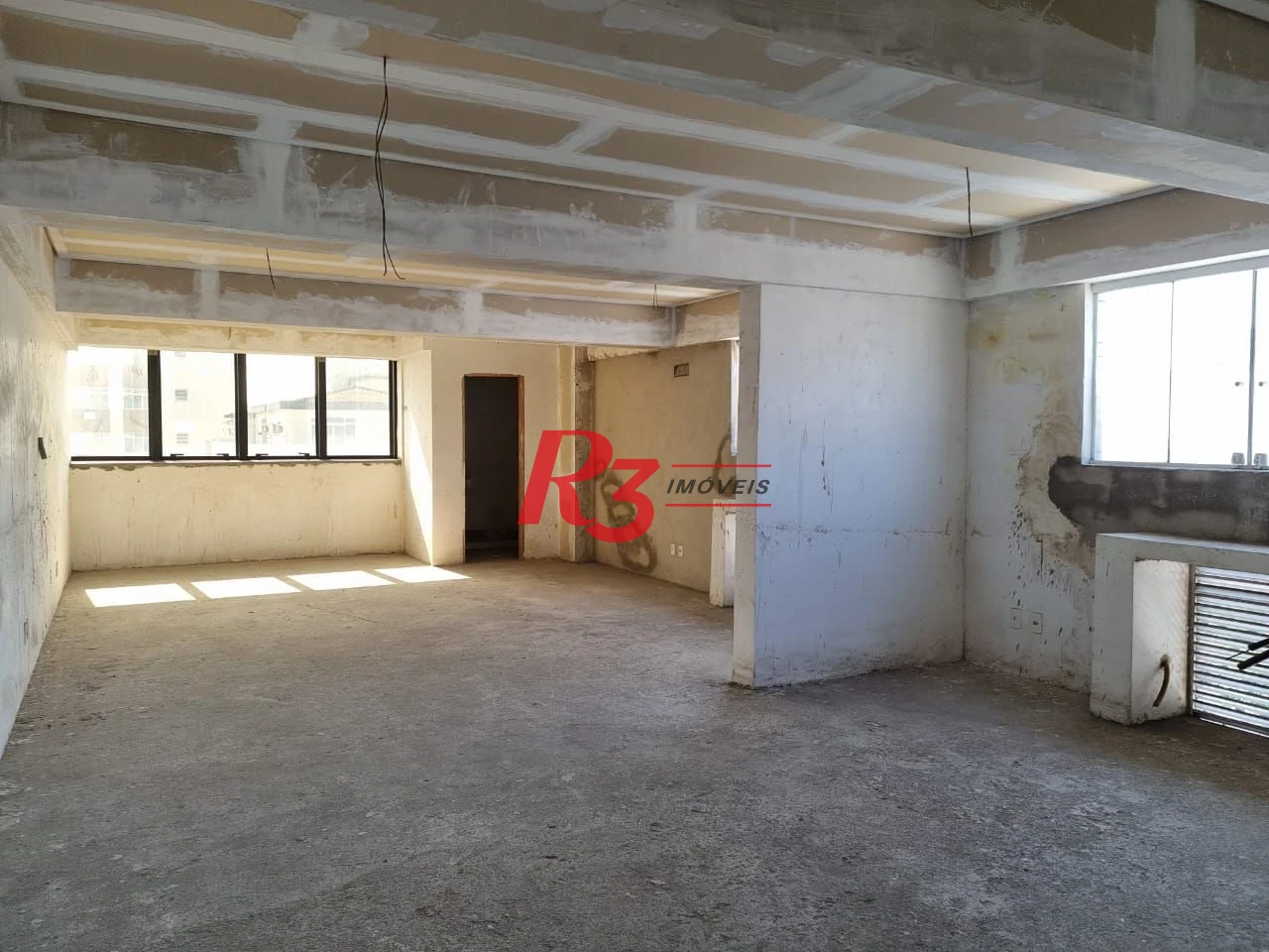 Sala comercial para locação em avenida comercial de Santos, com uma condição muito especial!!