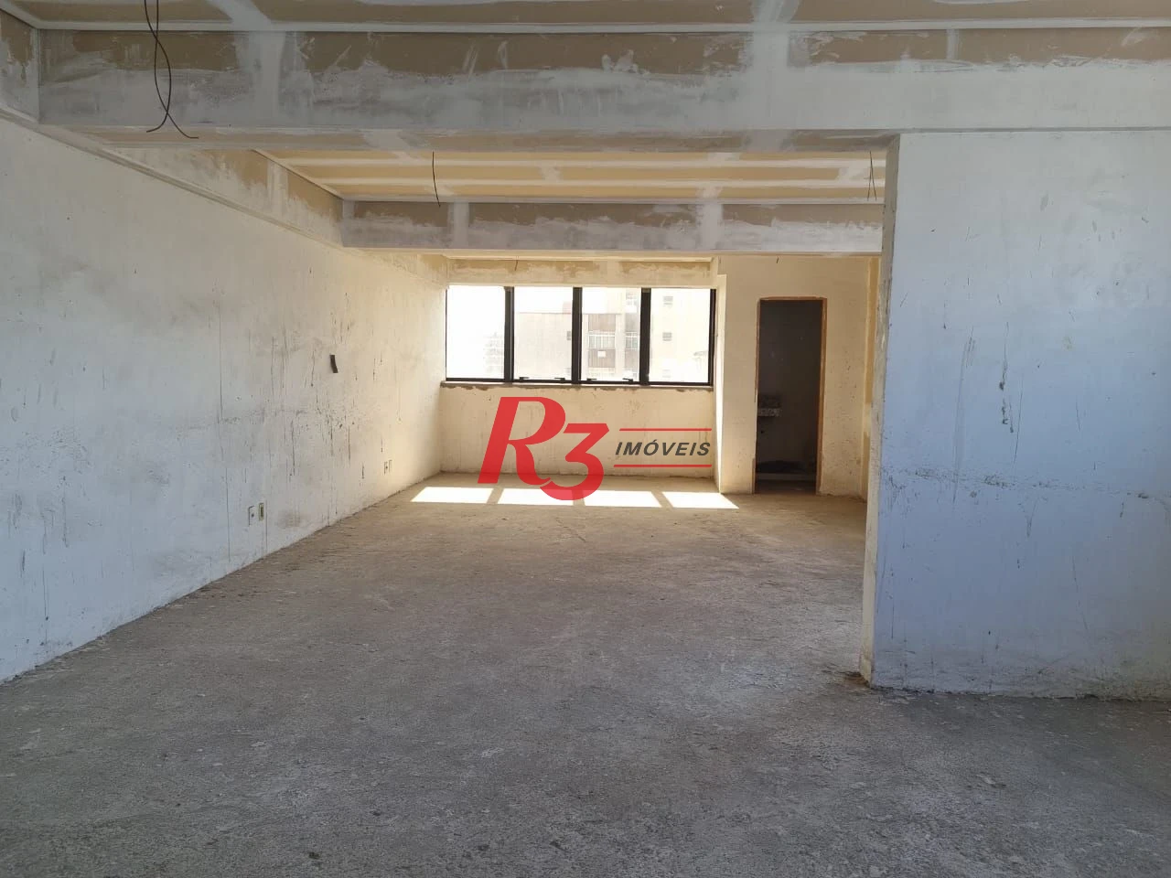 Sala comercial para locação em avenida comercial de Santos, com uma condição muito especial!!