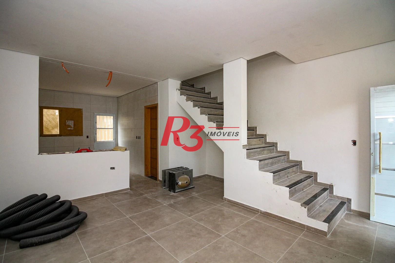 Sobrado Novo com 03 Suítes