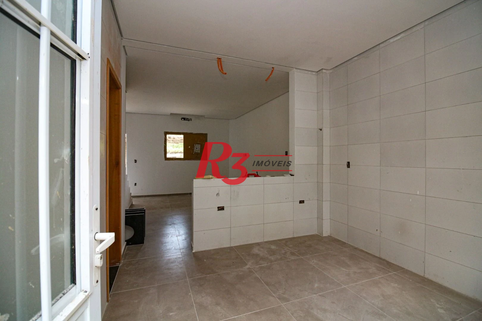 Sobrado Novo com 03 Suítes