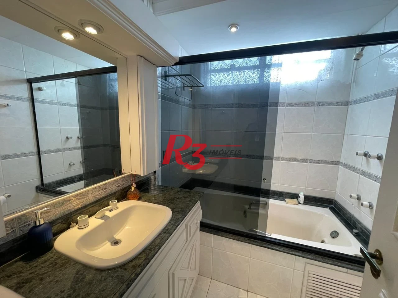 Apartamento com 4 dormitórios à venda, 235 m² por R$ 1.250.000,00 - Ilha Porchat - São Vicente/SP