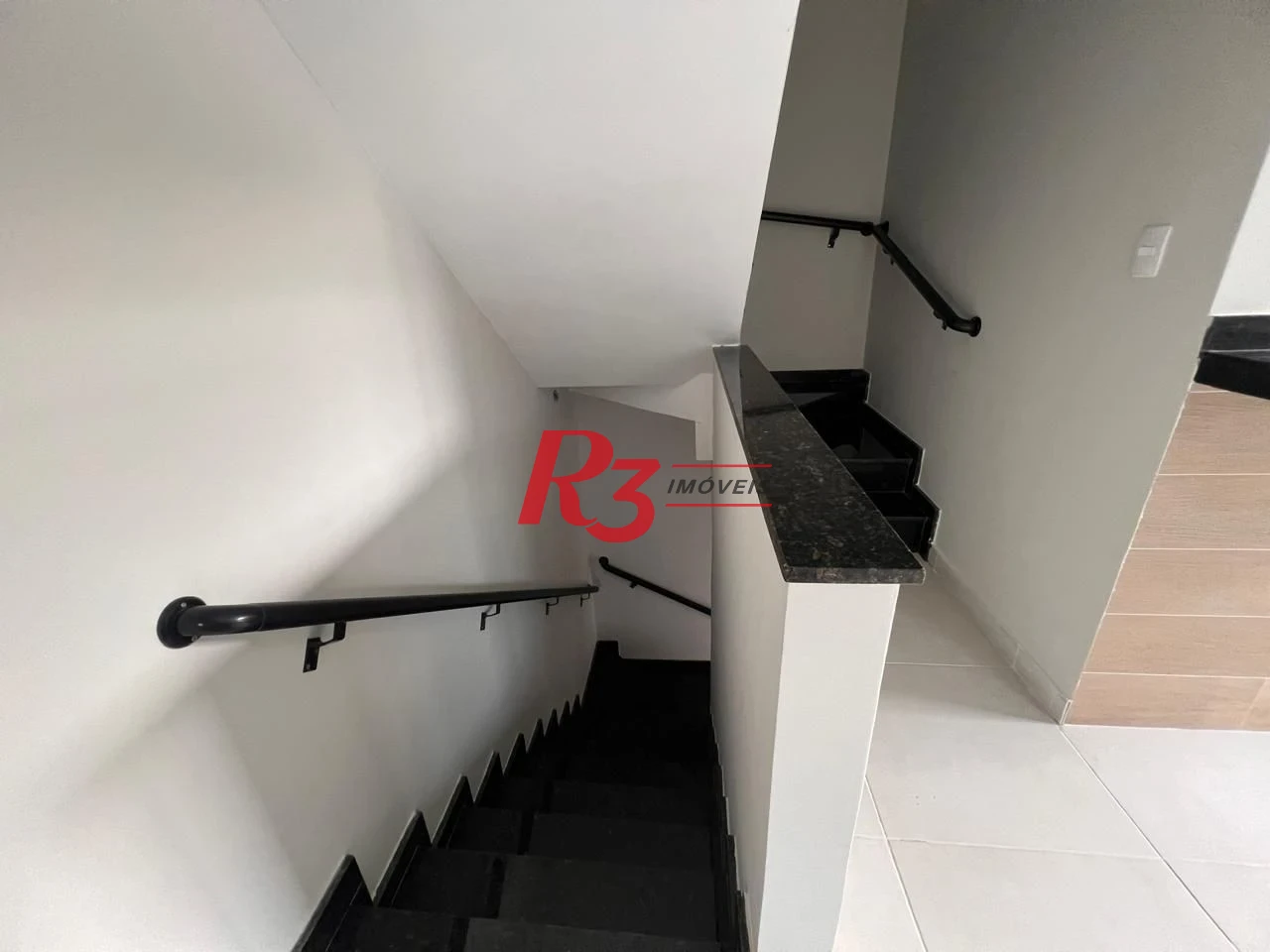 Oportunidade à venda, sobrado triplex novo em vilage, 90 m², 2 quartos, 2 wcs e 2 vagas, Campo Grande, Santos, condição muito especial.