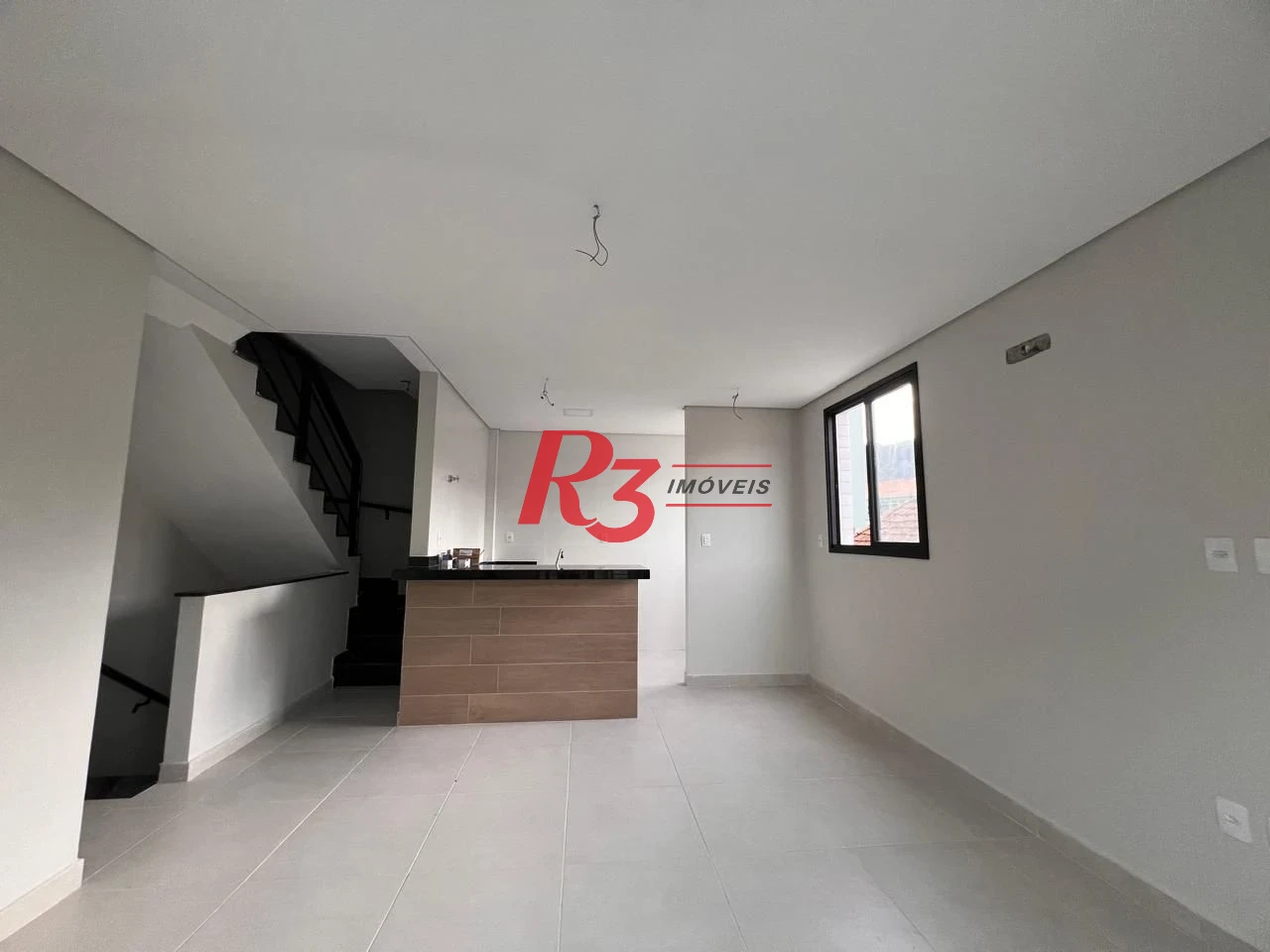 Oportunidade à venda, sobrado triplex novo em vilage, 90 m², 2 quartos, 2 wcs e 2 vagas, Campo Grande, Santos, condição muito especial.