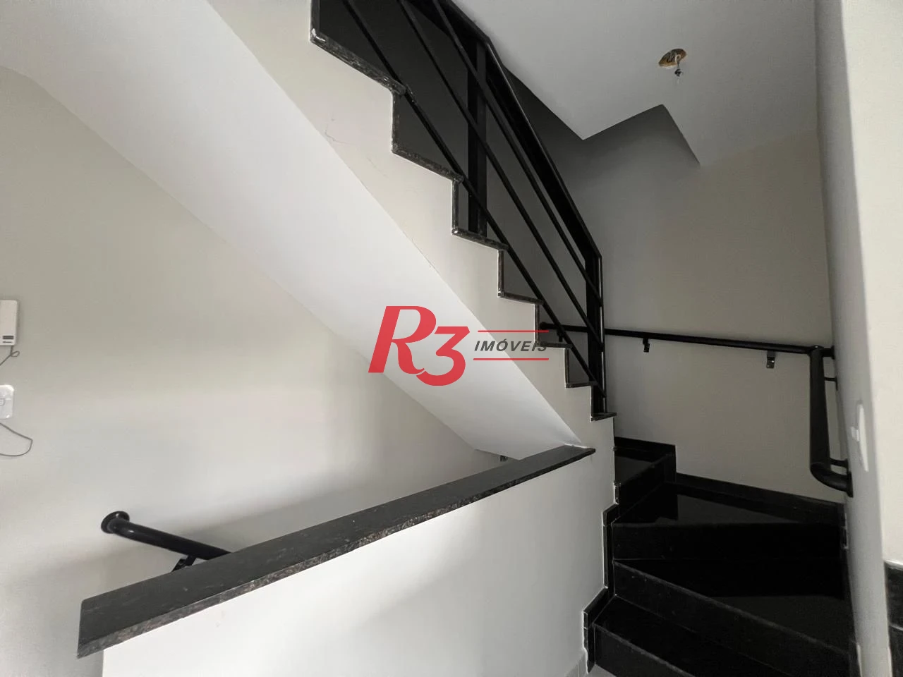 Oportunidade à venda, sobrado triplex novo em vilage, 90 m², 2 quartos, 2 wcs e 2 vagas, Campo Grande, Santos, condição muito especial.