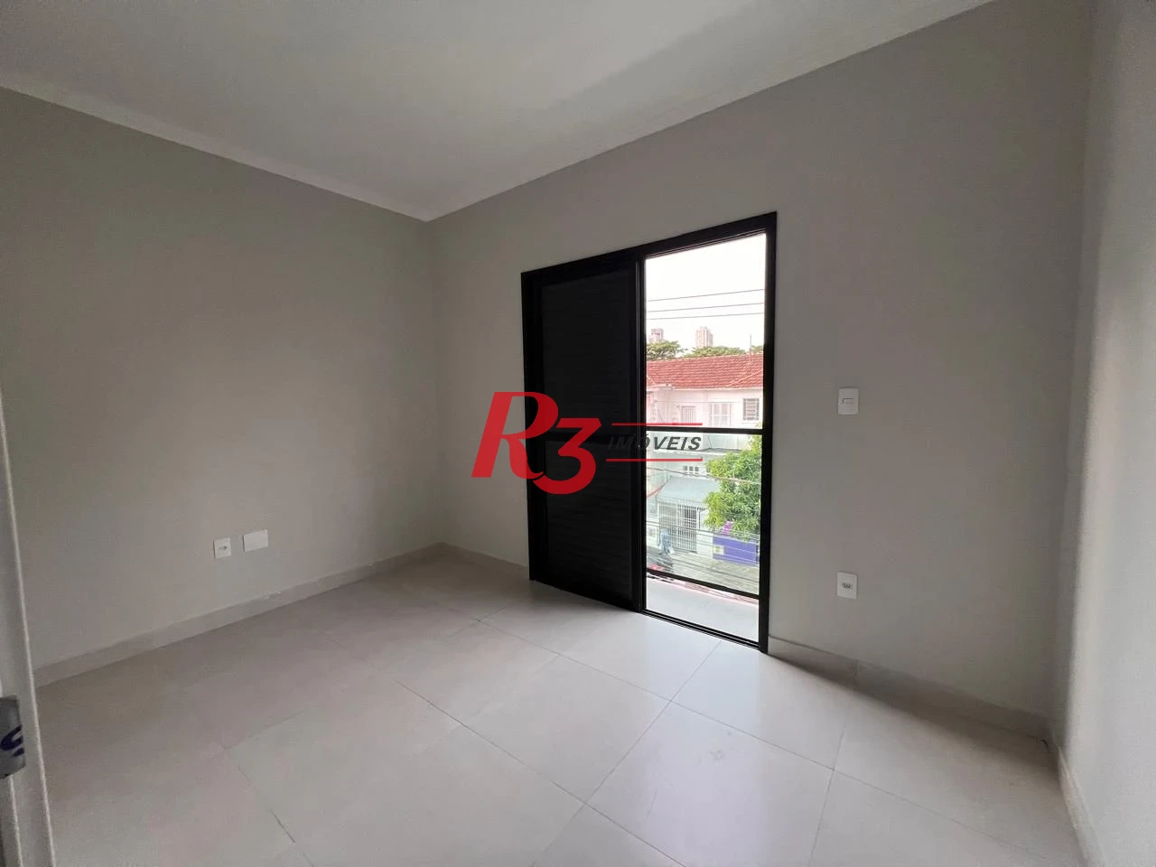 Oportunidade à venda, sobrado triplex novo em vilage, 90 m², 2 quartos, 2 wcs e 2 vagas, Campo Grande, Santos, condição muito especial.