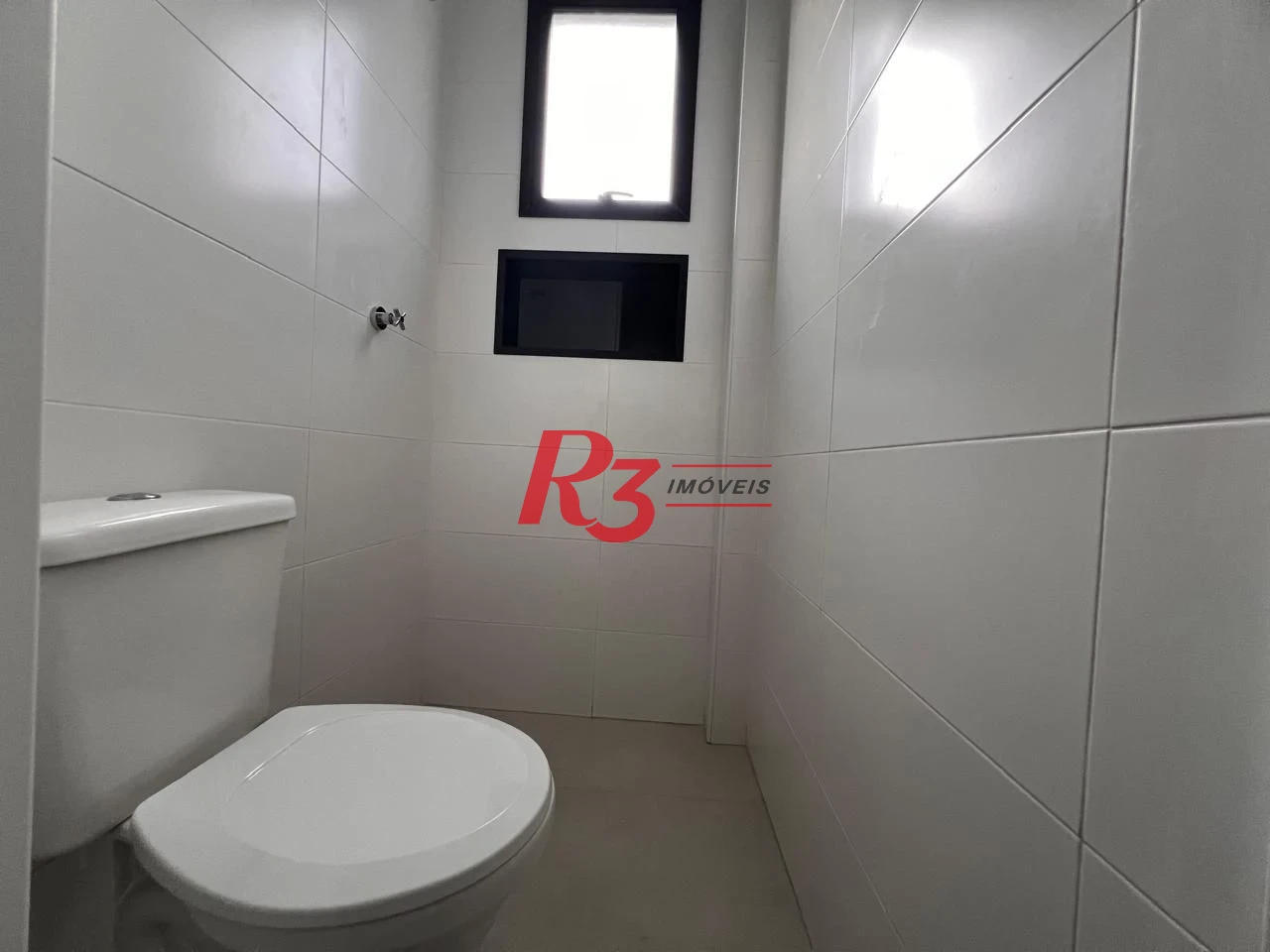 Oportunidade à venda, sobrado triplex novo em vilage, 90 m², 2 quartos, 2 wcs e 2 vagas, Campo Grande, Santos, condição muito especial.