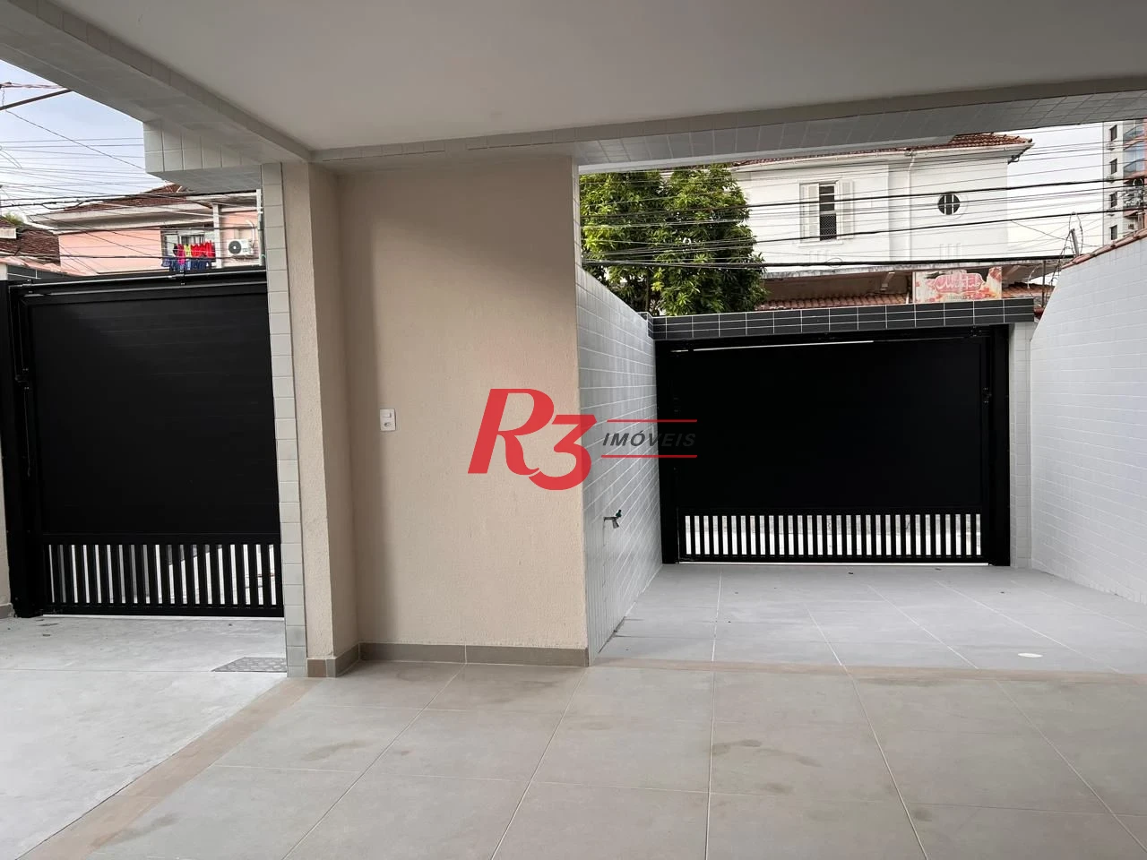 Oportunidade à venda, sobrado triplex novo em vilage, 90 m², 2 quartos, 2 wcs e 2 vagas, Campo Grande, Santos, condição muito especial.