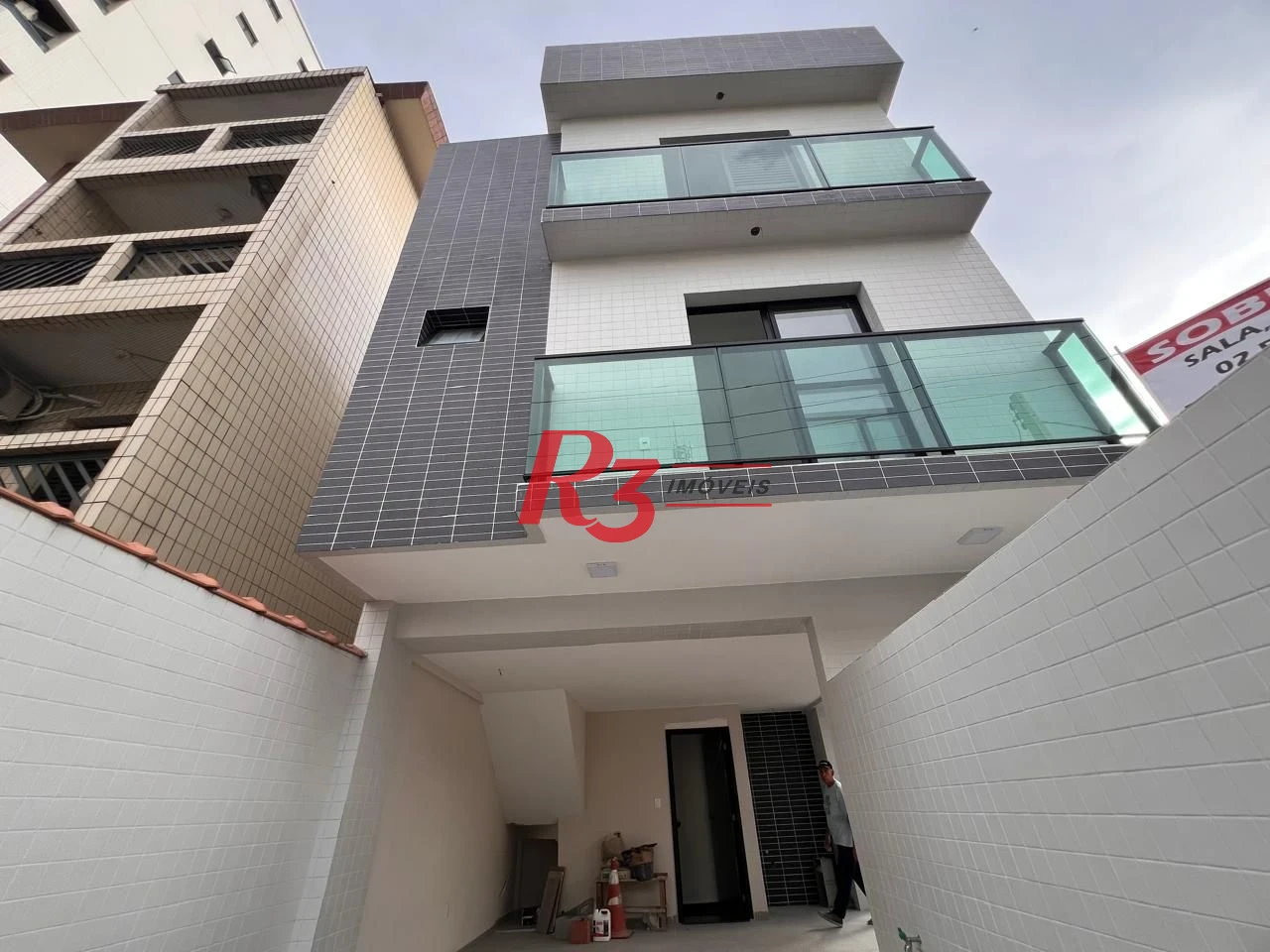 Oportunidade à venda, sobrado triplex novo em vilage, 90 m², 2 quartos, 2 wcs e 2 vagas, Campo Grande, Santos, condição muito especial.