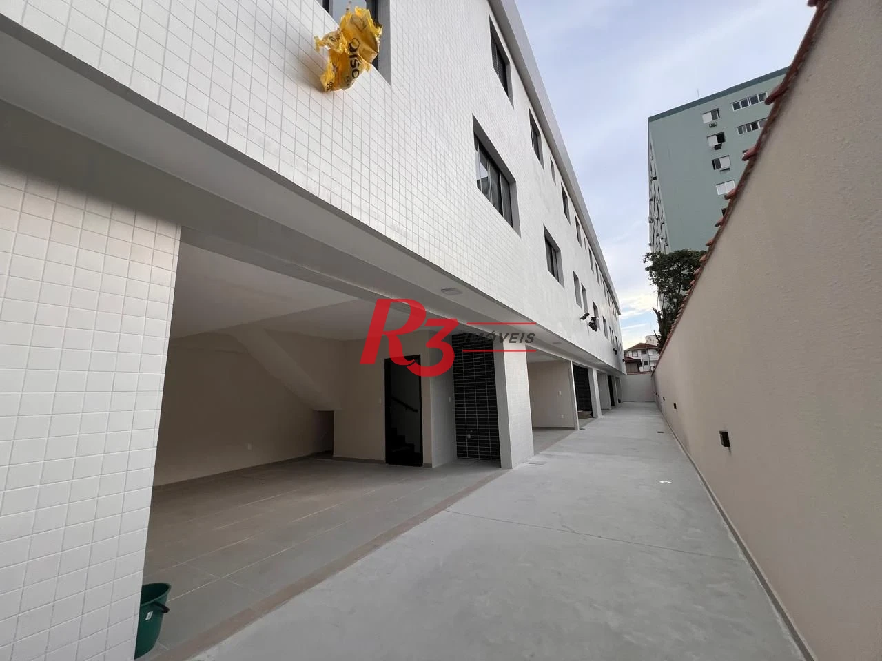 Oportunidade à venda, sobrado triplex novo em vilage, 90 m², 2 quartos, 2 wcs e 2 vagas, Campo Grande, Santos, condição muito especial.