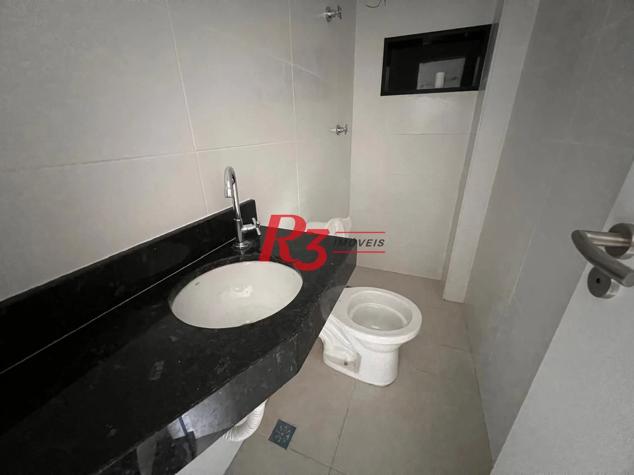 Oportunidade à venda, sobrado triplex novo em vilage, 90 m², 2 quartos, 2 wcs e 2 vagas, Campo Grande, Santos, condição muito especial.