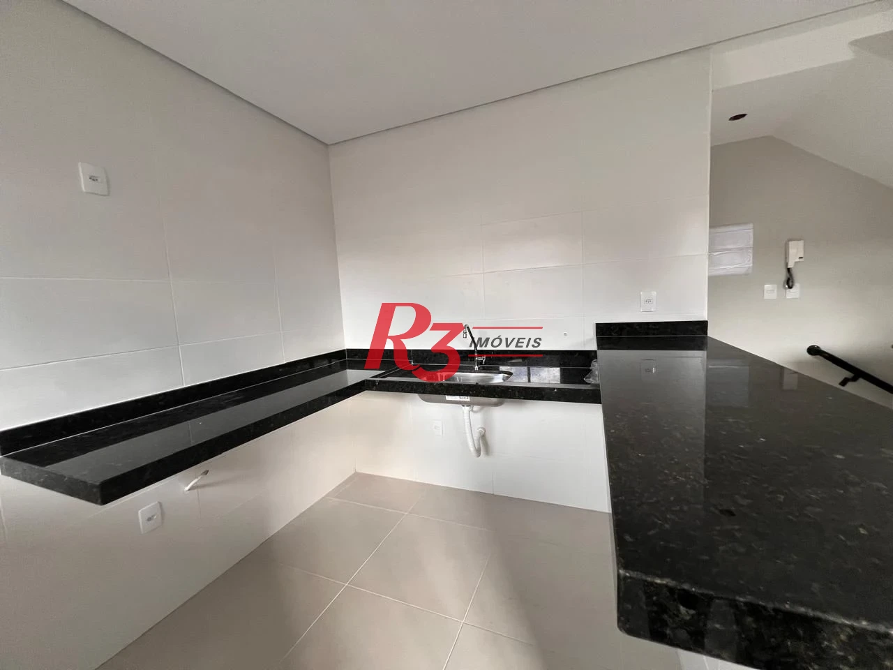 Oportunidade à venda, sobrado triplex novo em vilage, 90 m², 2 quartos, 2 wcs e 2 vagas, Campo Grande, Santos, condição muito especial.