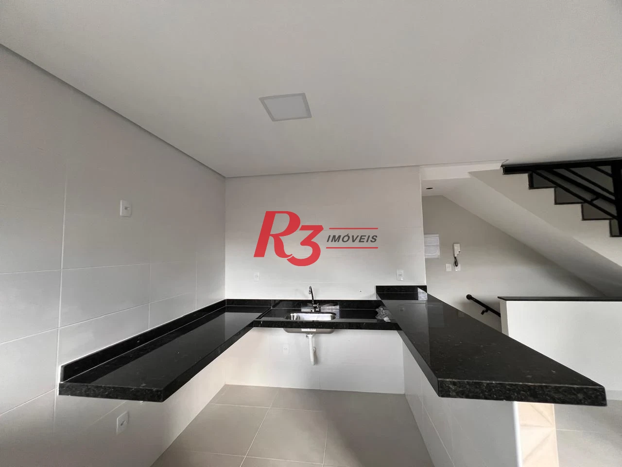 Oportunidade à venda, sobrado triplex novo em vilage, 90 m², 2 quartos, 2 wcs e 2 vagas, Campo Grande, Santos, condição muito especial.