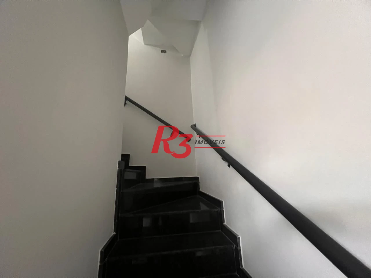 Oportunidade à venda, sobrado triplex novo em vilage, 90 m², 2 quartos, 2 wcs e 2 vagas, Campo Grande, Santos, condição muito especial.