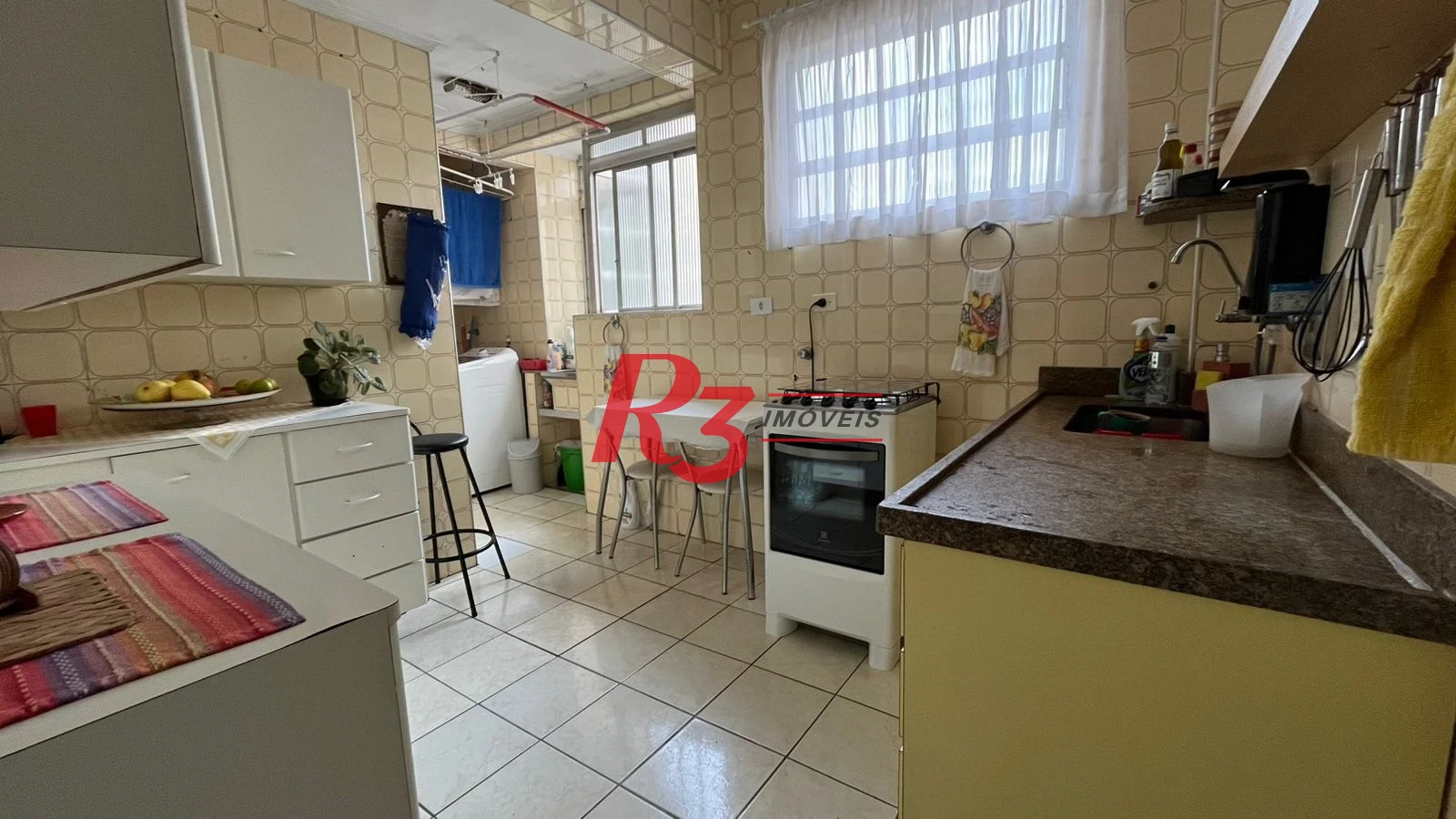 Apartamento com 2 dormitórios à venda, 75 m² por R$ 550.000,00 - Gonzaga - Santos/SP