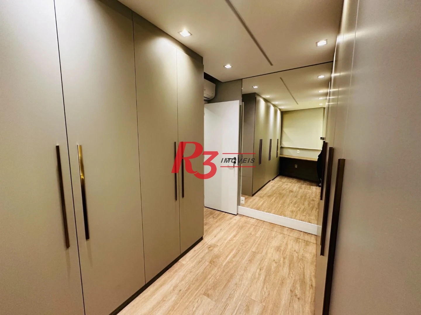 Apartamento com 2 dormitórios à venda, 76 m² por R$ 880.000,00 - Marapé - Santos/SP