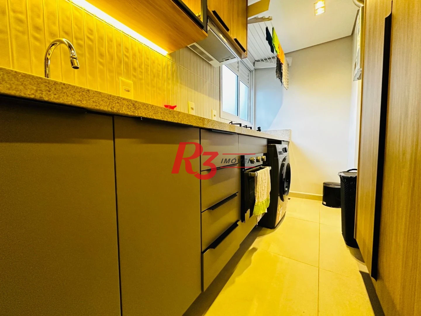Apartamento com 2 dormitórios à venda, 76 m² por R$ 880.000,00 - Marapé - Santos/SP