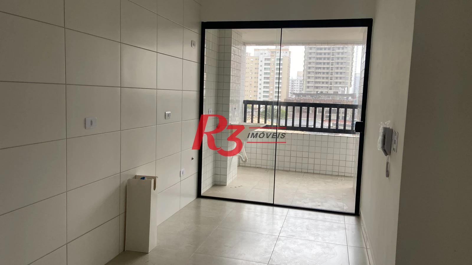 Apartamento com 2 dormitórios à venda, 72 m² por R$ 580.000,00 - Vila Guilhermina - Praia Grande/SP
