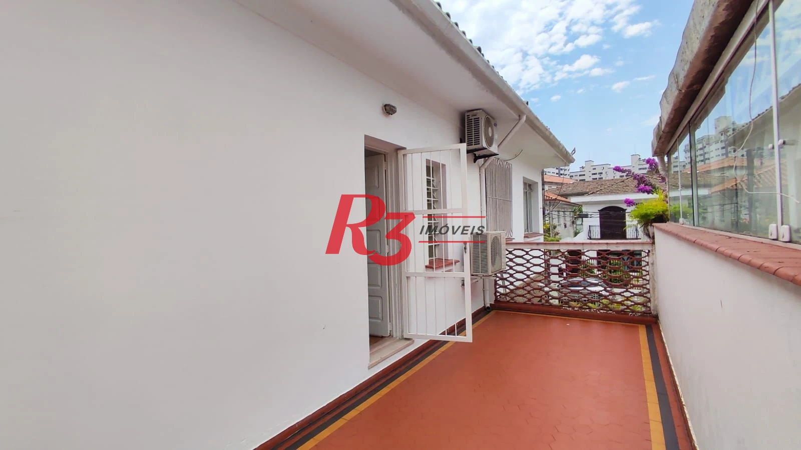 Sobrado com 4 dormitórios à venda, 222 m² por R$ 2.200.000,00 - Ponta da Praia - Santos/SP