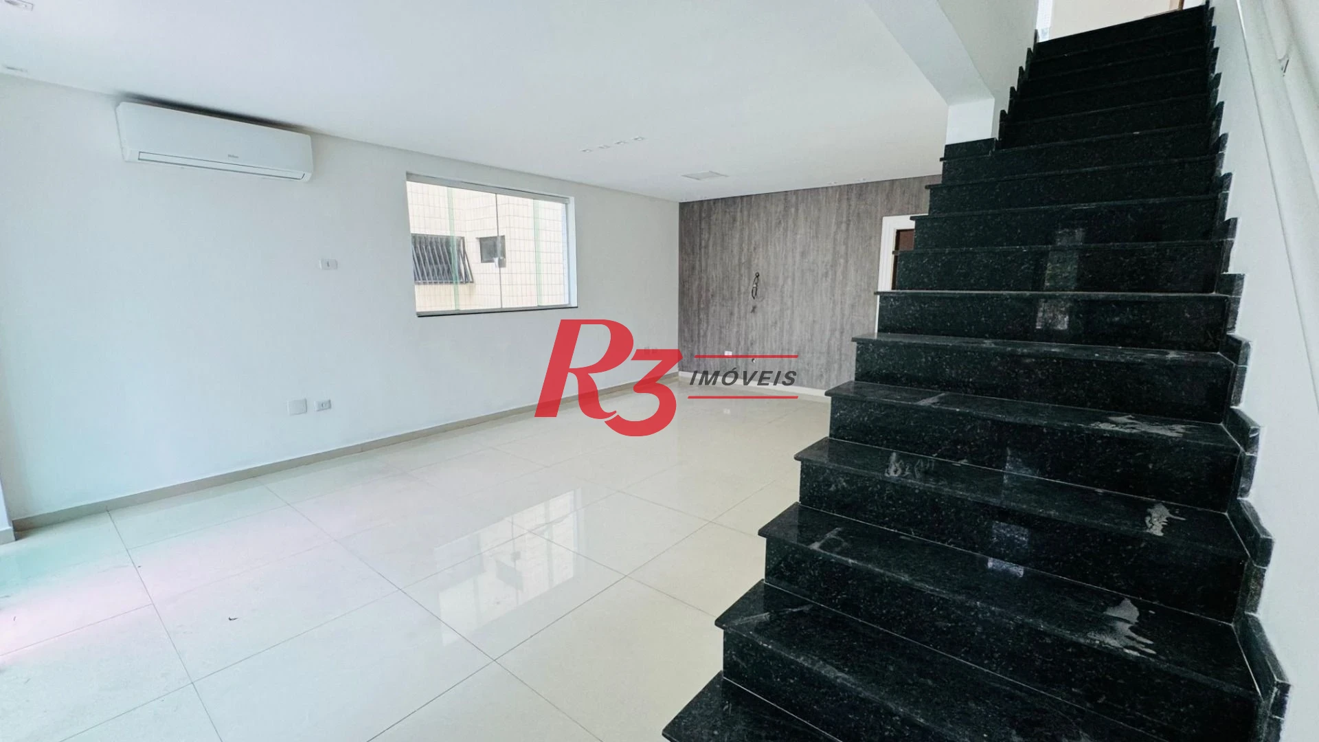 Casa com 4 dormitórios à venda, 194 m² por R$ 1.800.000,00 - Gonzaga - Santos/SP