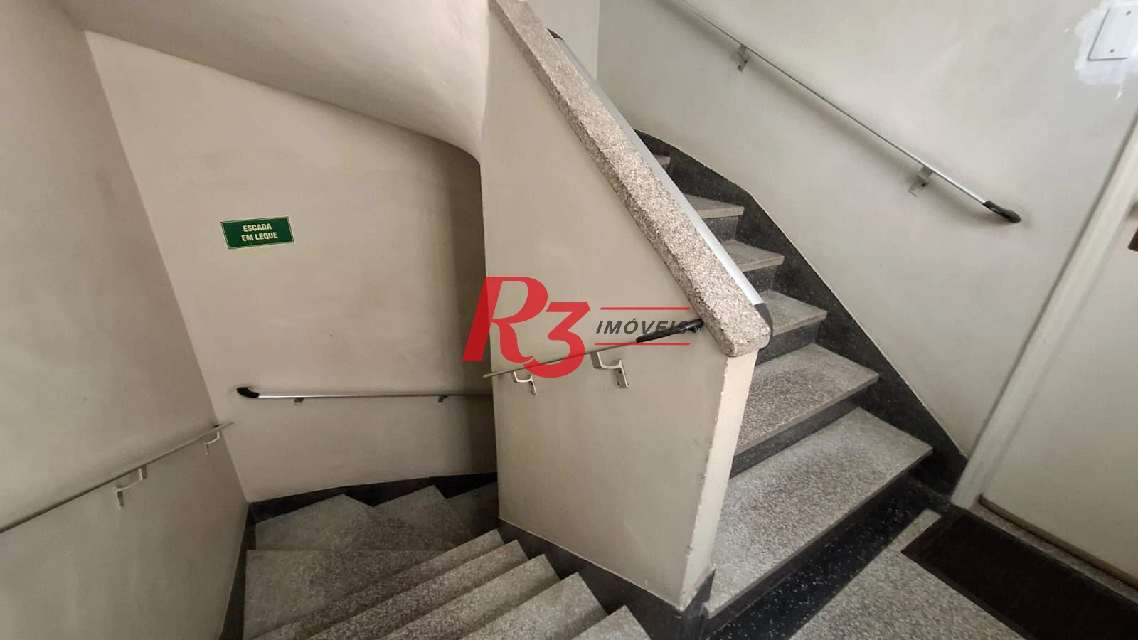 Apartamento com 2 dormitórios à venda, 67 m² por R$ 380.000,00 - Embaré - Santos/SP