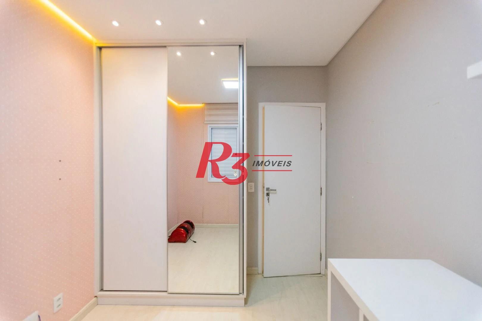Apartamento com 2 dormitórios à venda, 62 m² por R$ 430.000,00 - Areia Branca - Santos/SP