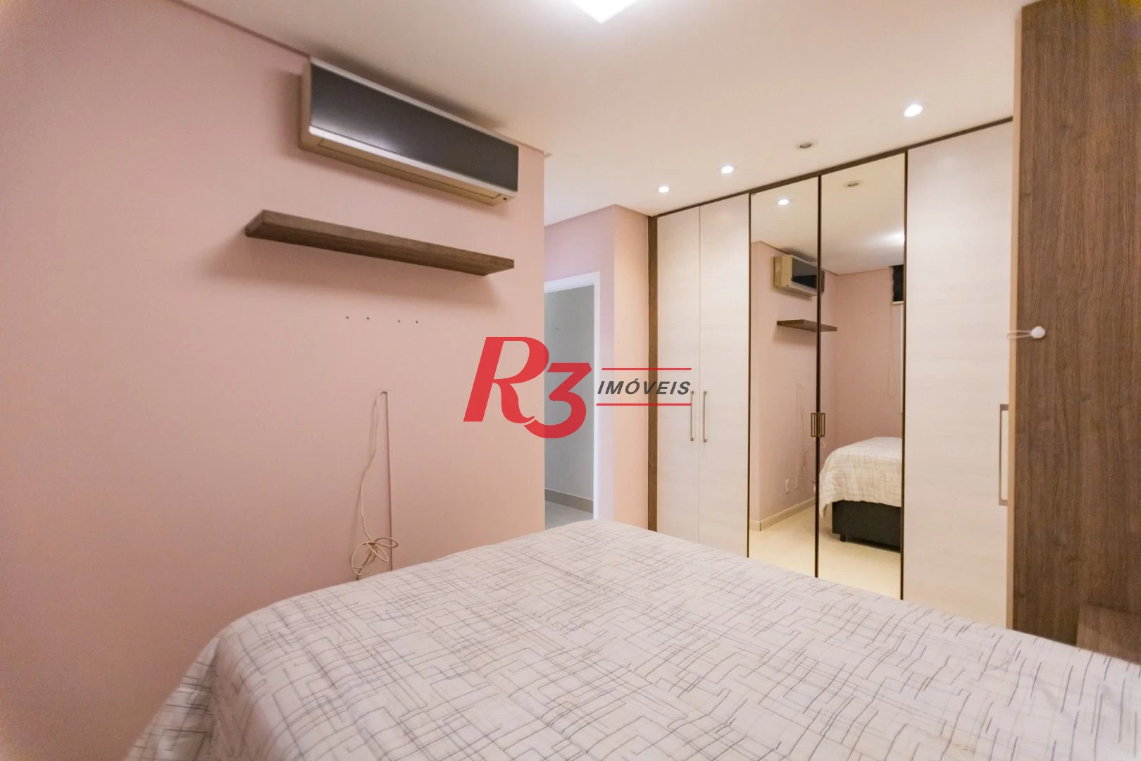 Apartamento com 2 dormitórios à venda, 62 m² por R$ 430.000,00 - Areia Branca - Santos/SP