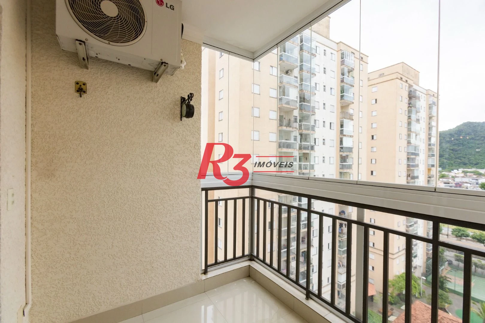 Apartamento com 2 dormitórios à venda, 62 m² por R$ 430.000,00 - Areia Branca - Santos/SP
