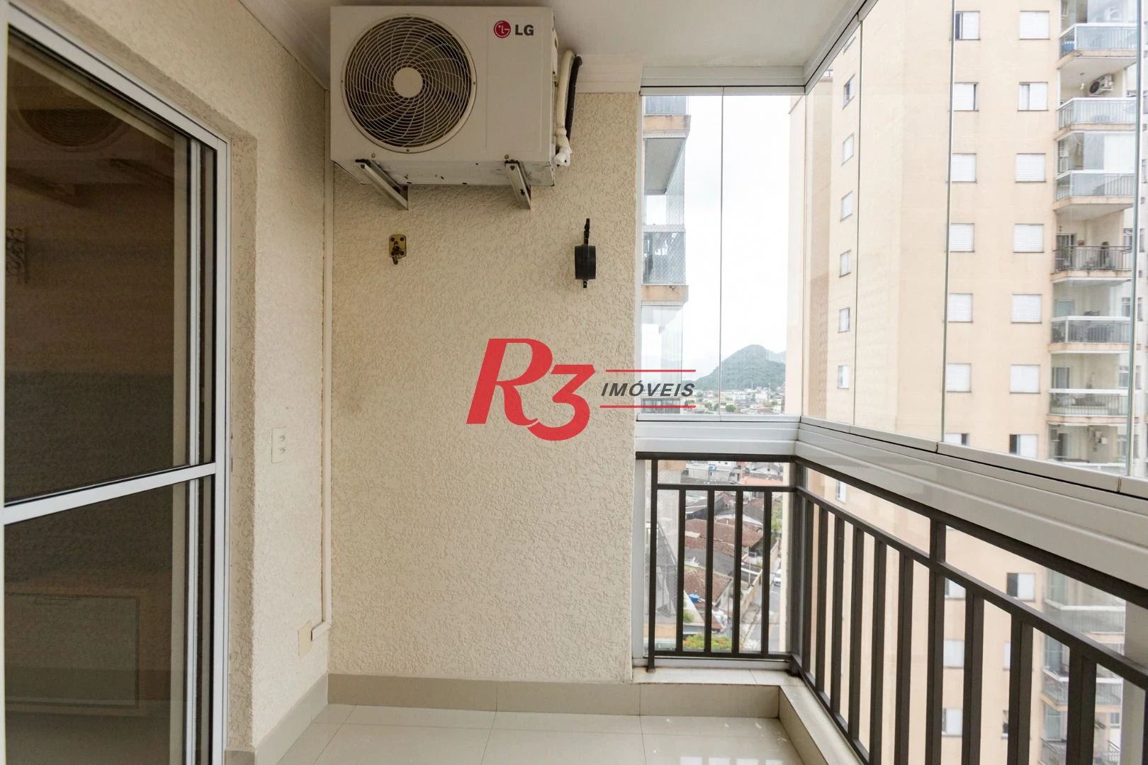 Apartamento com 2 dormitórios à venda, 62 m² por R$ 430.000,00 - Areia Branca - Santos/SP