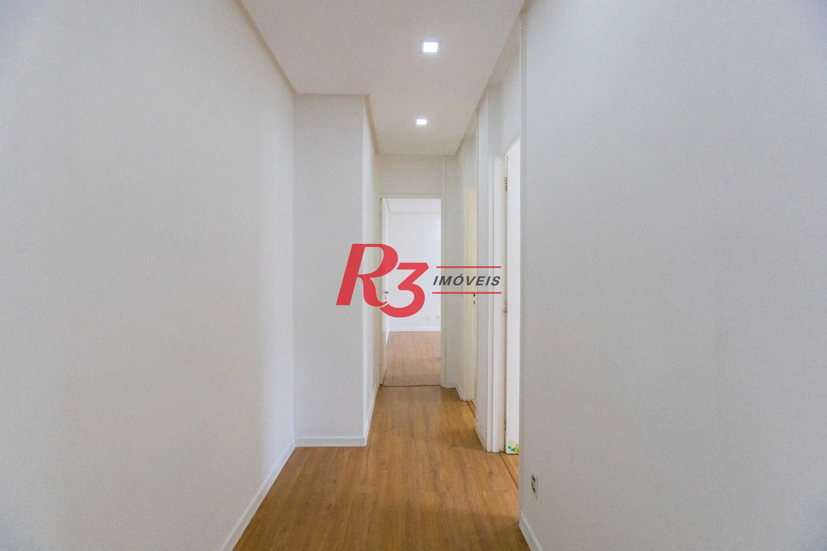 Apartamento com 2 dormitórios à venda, 64 m² por R$ 540.000,00 - Estuário - Santos/SP